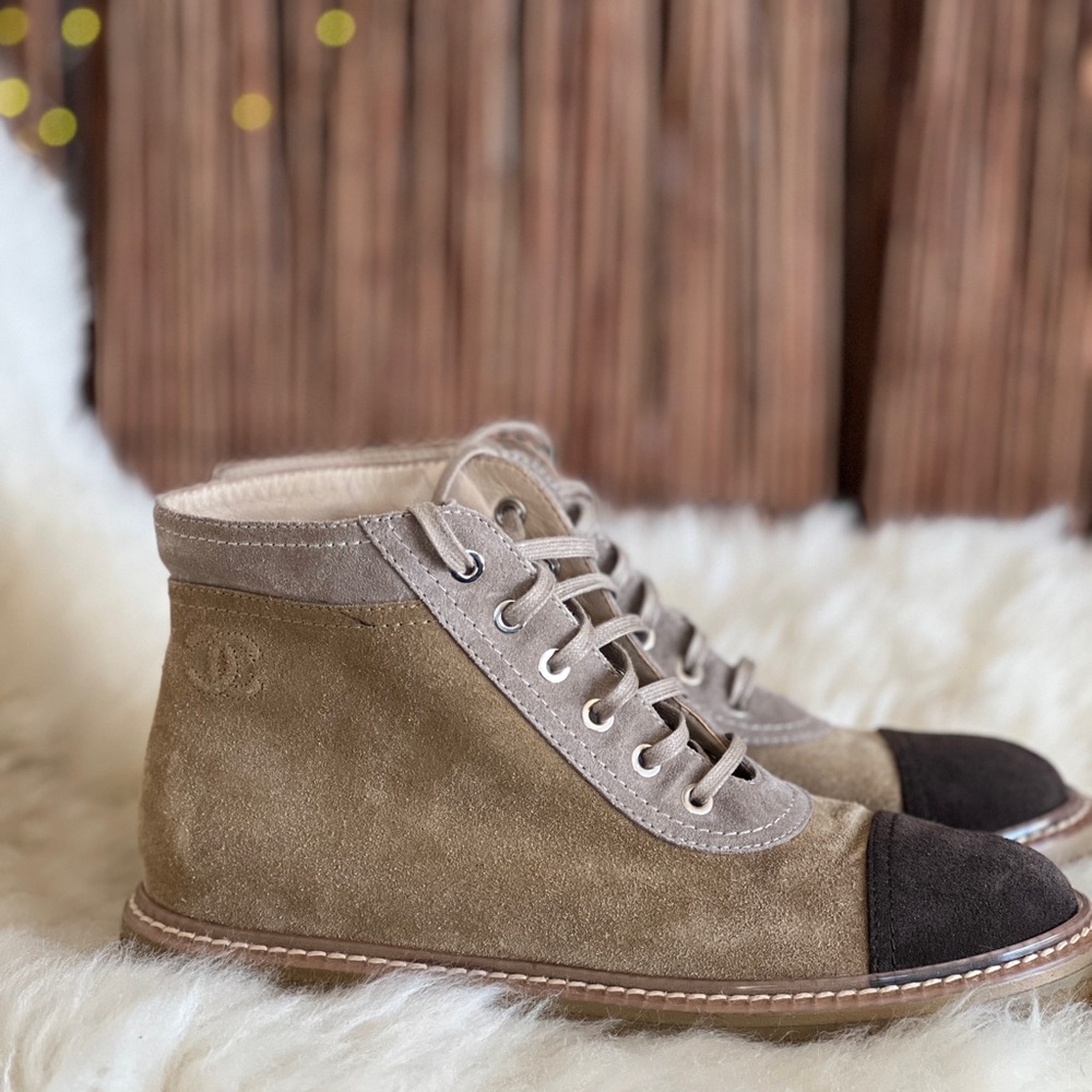 Chanel interlocking logo suede lace up boots. - Picture 5 of 8